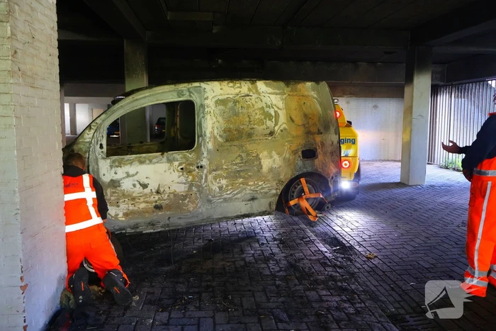 Berging uitgebrande auto blijkt lastige klus