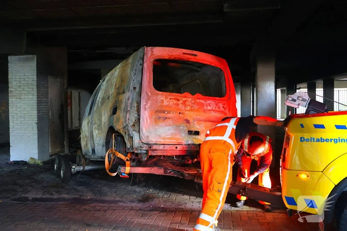 Berging uitgebrande auto blijkt lastige klus
