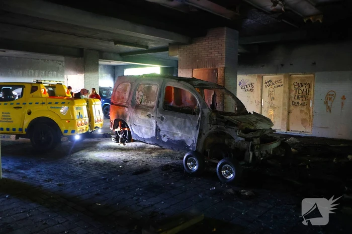 Berging uitgebrande auto blijkt lastige klus