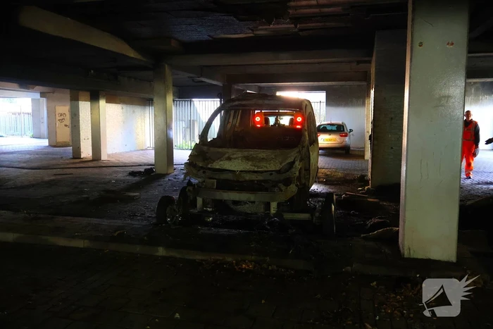 Berging uitgebrande auto blijkt lastige klus