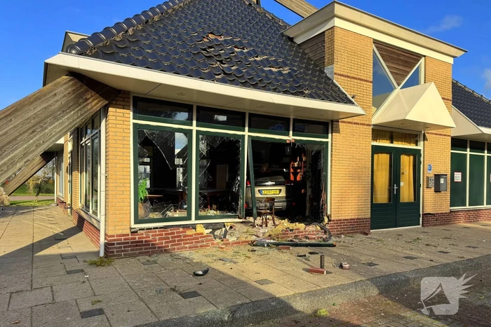 Automobilist mist bocht en rijdt restaurant binnen