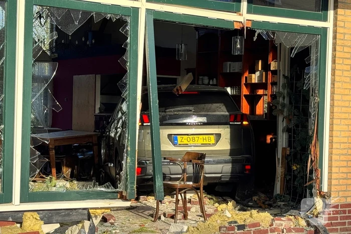 Automobilist mist bocht en rijdt restaurant binnen