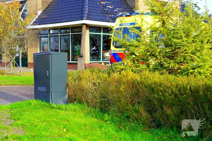 Automobilist mist bocht en rijdt restaurant binnen