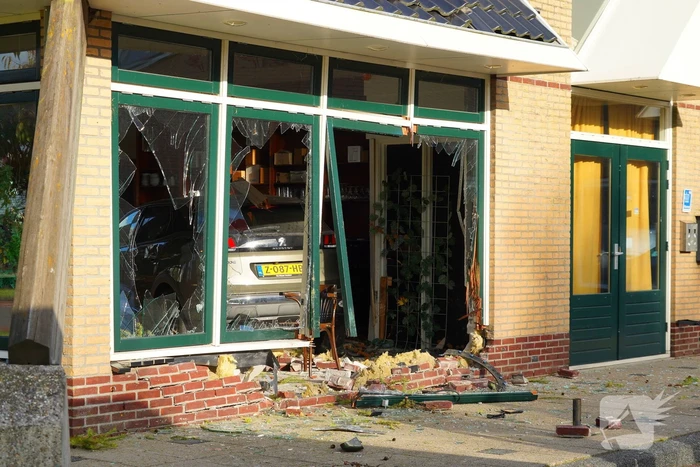 Automobilist mist bocht en rijdt restaurant binnen