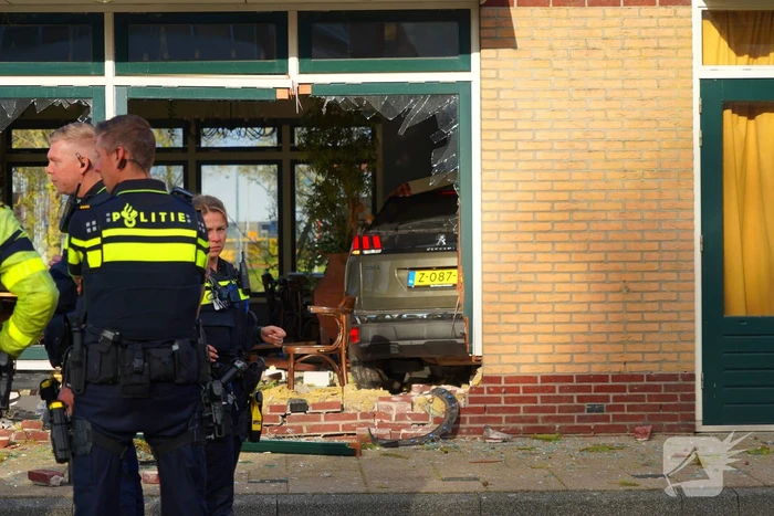 Automobilist mist bocht en rijdt restaurant binnen