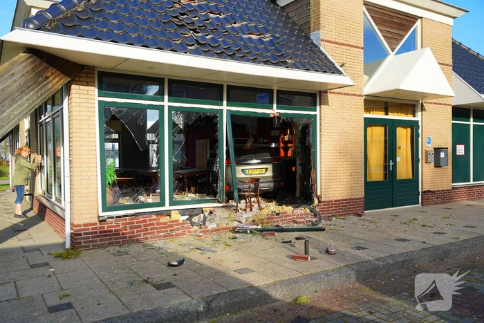 Automobilist mist bocht en rijdt restaurant binnen