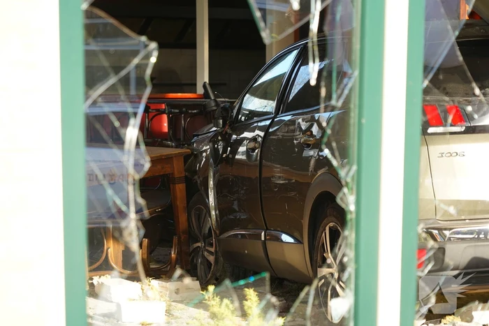 Automobilist mist bocht en rijdt restaurant binnen