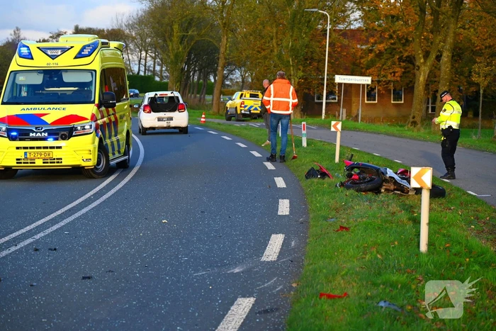 Motorrijder klapt achterop personenauto