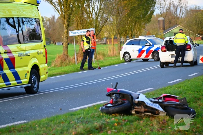 Motorrijder klapt achterop personenauto