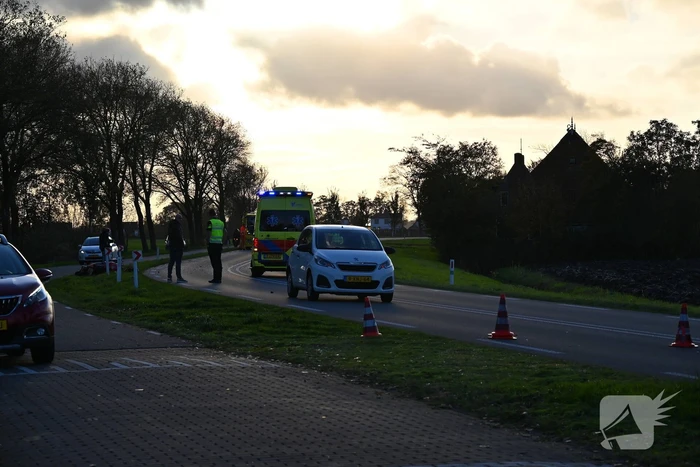 Motorrijder klapt achterop personenauto