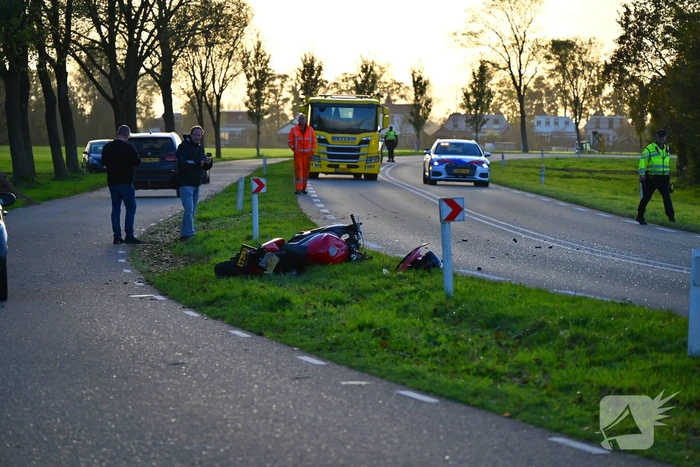 Motorrijder klapt achterop personenauto