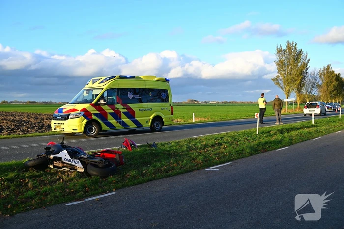 Motorrijder klapt achterop personenauto