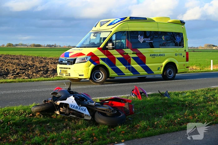 Motorrijder klapt achterop personenauto