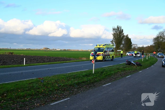 Motorrijder klapt achterop personenauto