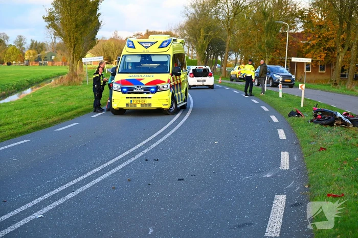 Motorrijder klapt achterop personenauto