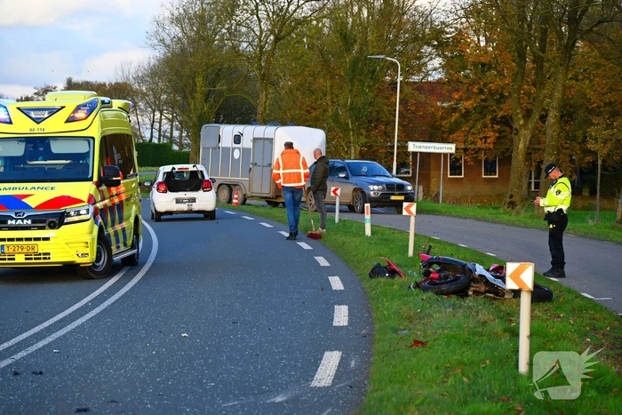 Motorrijder klapt achterop personenauto