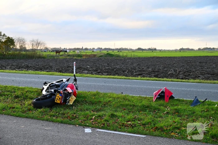 Motorrijder klapt achterop personenauto