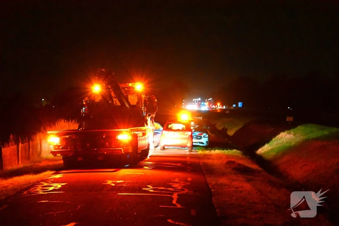 Brommobiel rijdt greppel in