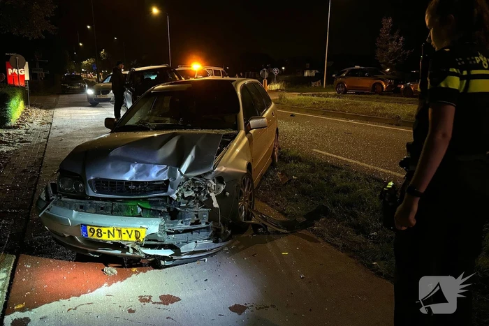 Twee voertuigen botsen achterop elkaar