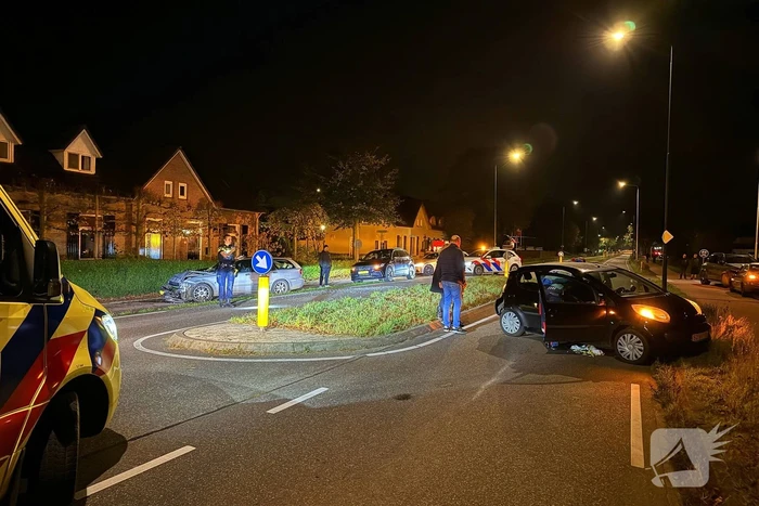 Twee voertuigen botsen achterop elkaar