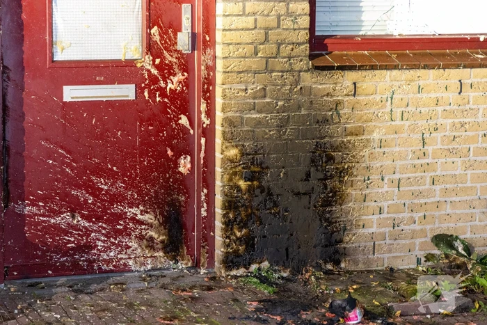 Muur zwartgeblakerd na explosie voor woning