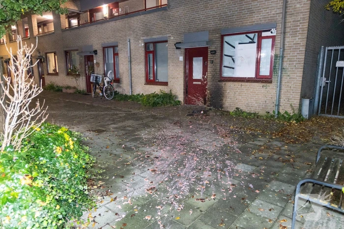 Muur zwartgeblakerd na explosie voor woning