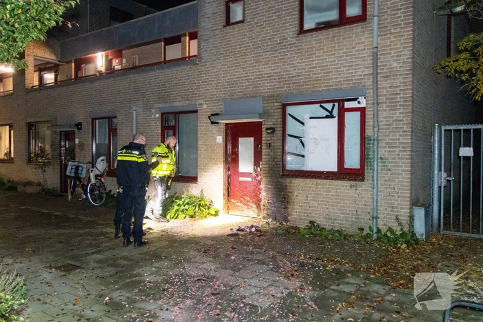 Muur zwartgeblakerd na explosie voor woning