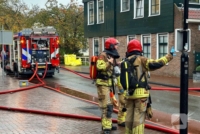 Zwaargewonde uit woning gehaald bij grote brand