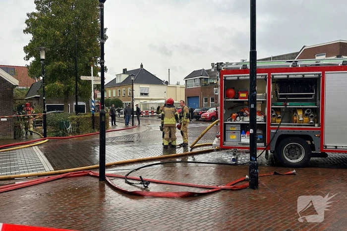 Zwaargewonde uit woning gehaald bij grote brand