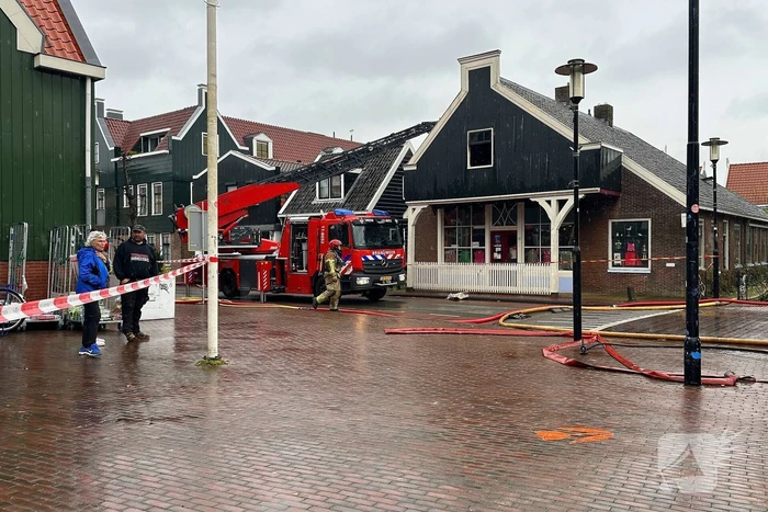 Zwaargewonde uit woning gehaald bij grote brand
