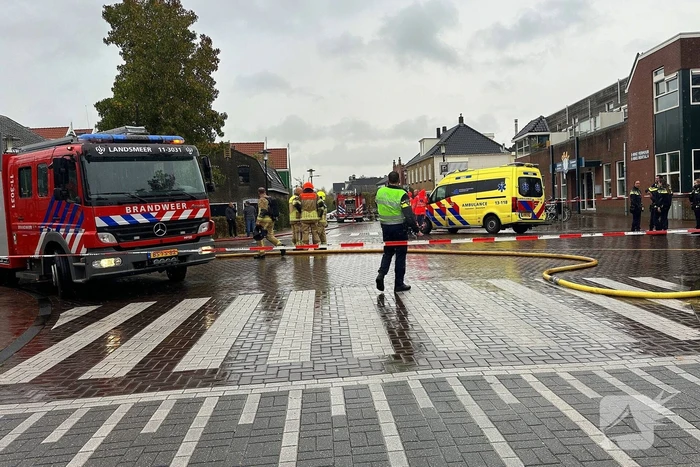 Zwaargewonde uit woning gehaald bij grote brand
