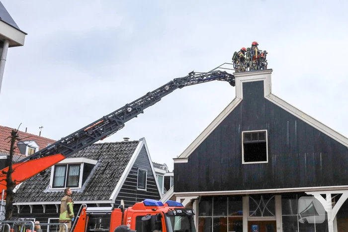 Zwaargewonde uit woning gehaald bij grote brand