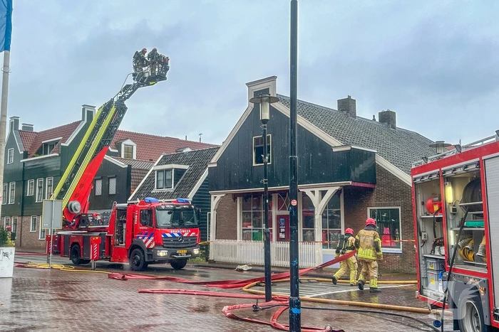 Zwaargewonde uit woning gehaald bij grote brand