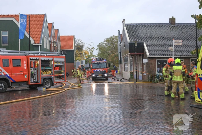 Zwaargewonde uit woning gehaald bij grote brand