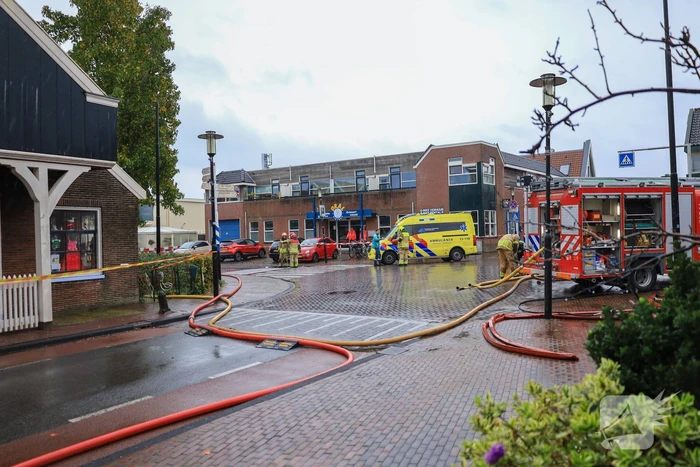 Zwaargewonde uit woning gehaald bij grote brand