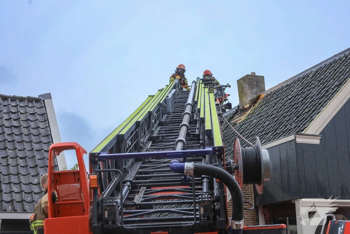 Zwaargewonde uit woning gehaald bij grote brand