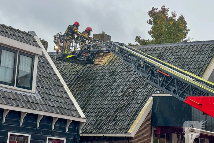 Zwaargewonde uit woning gehaald bij grote brand