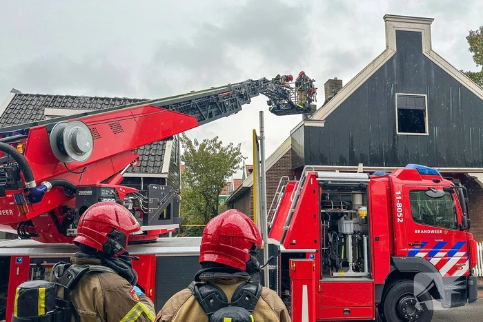 Zwaargewonde uit woning gehaald bij grote brand