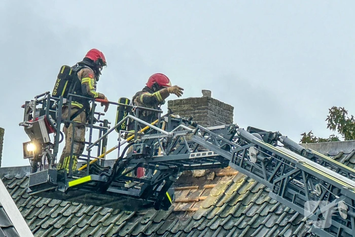 Zwaargewonde uit woning gehaald bij grote brand