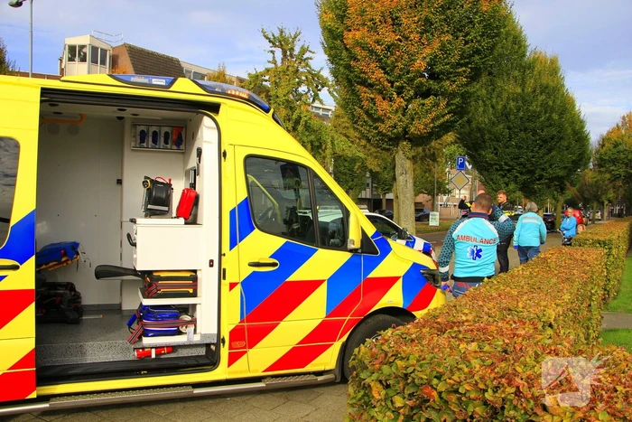Fietser ten val na botsing met auto