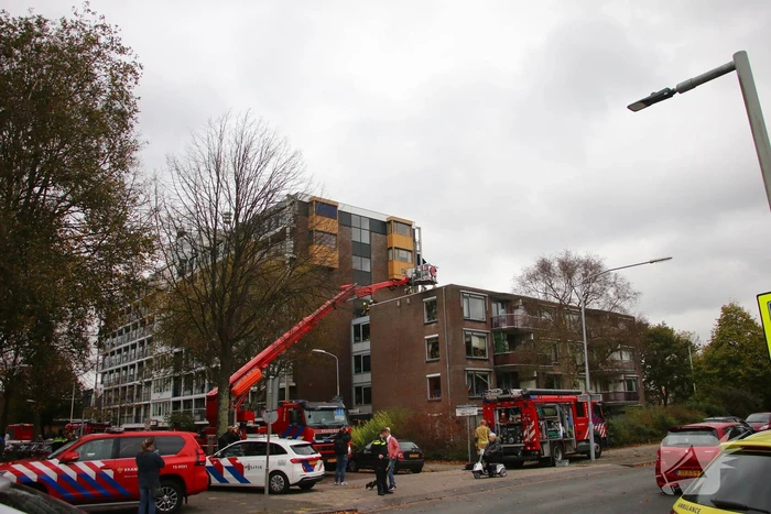 Brandweer blust brand op dak van woonzorg centrum