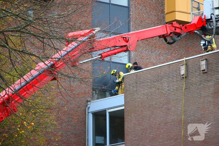 Brandweer blust brand op dak van woonzorg centrum