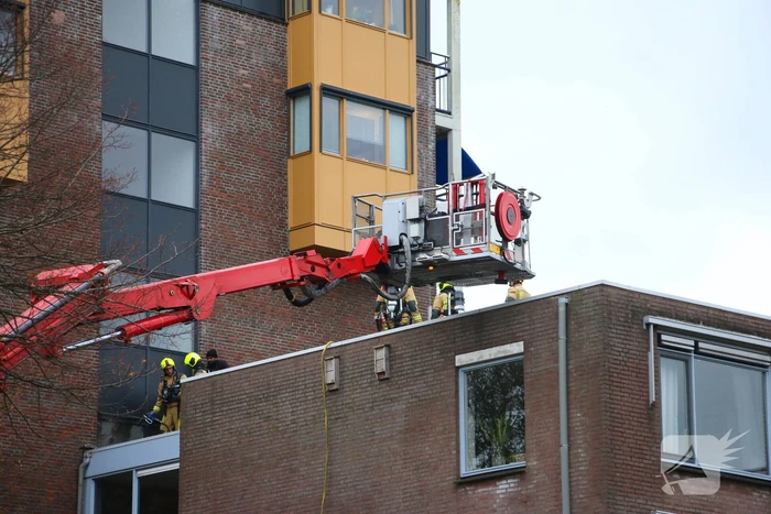Brandweer blust brand op dak van woonzorg centrum