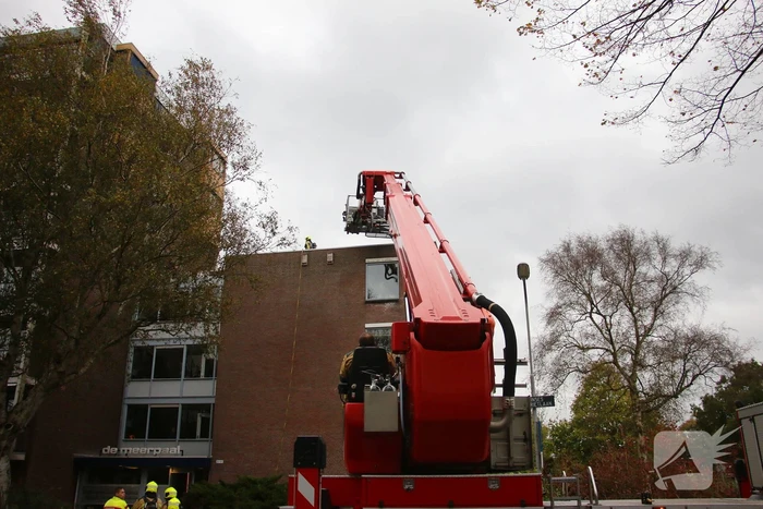 Brandweer blust brand op dak van woonzorg centrum