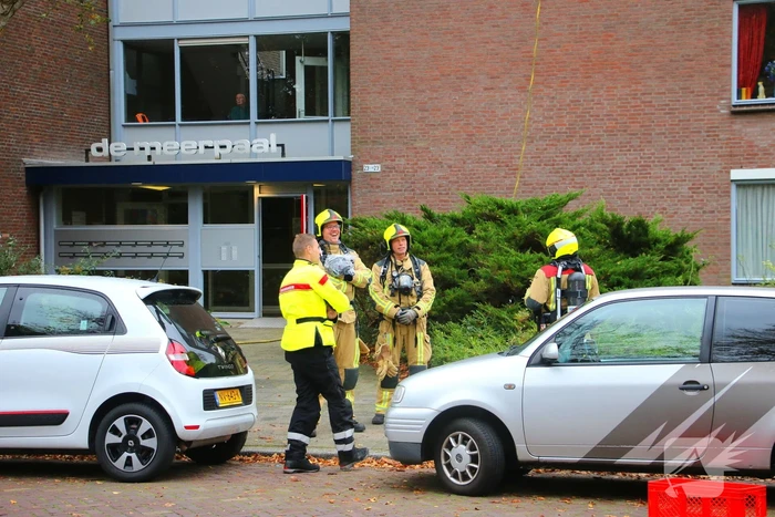 Brandweer blust brand op dak van woonzorg centrum