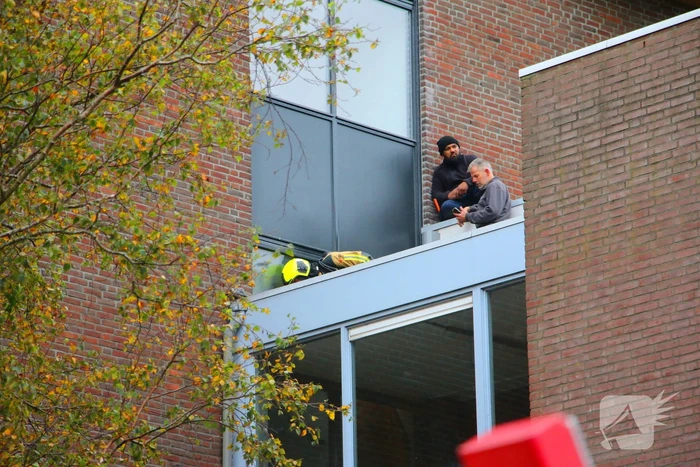 Brandweer blust brand op dak van woonzorg centrum