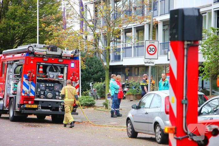 Brandweer blust brand op dak van woonzorg centrum