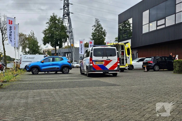 Achteruit rijdende automobilist ziet fietser over het hoofd