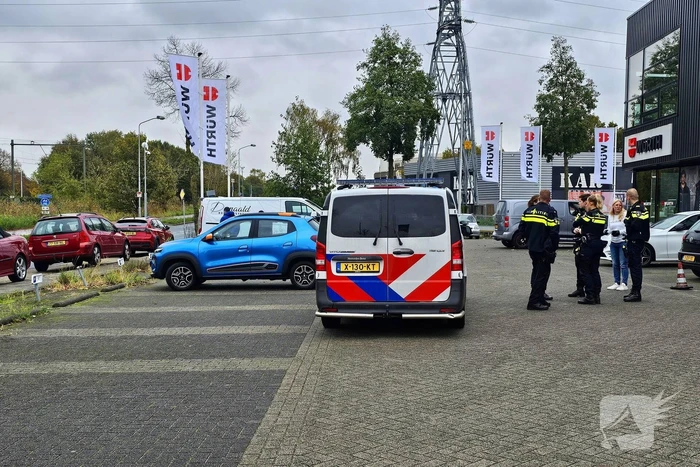 Achteruit rijdende automobilist ziet fietser over het hoofd