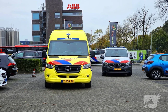 Achteruit rijdende automobilist ziet fietser over het hoofd